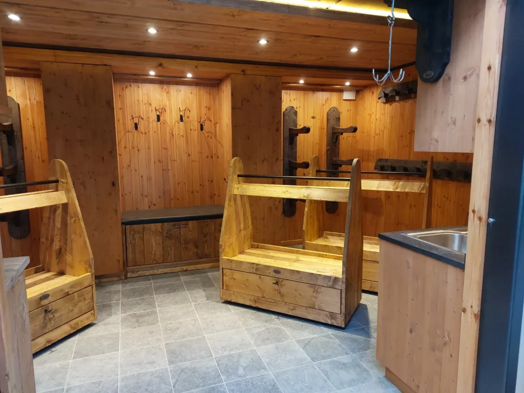 Zadelstal tackroom met zadelwagens, zadelsteunen, poetshaak, laarzenmeubel en wasbak, zadelkamers