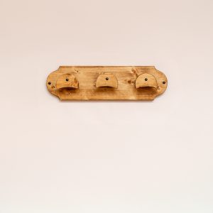 Plank voor paarden hoofdstellen met 3 haken