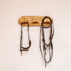 Plank 3 haken voor hoofdstel paarden met 2 hoofdstellen