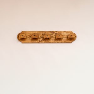 Plank voor paarden hoofdstellen met 5 haken